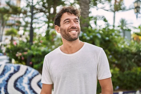 Ung Hispanic Mann Smilte Selvsikker Parken – stockfoto