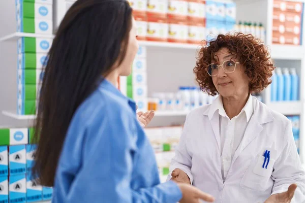 Two Women Pharmacist Customer Speaking Pharmacy — Foto de Stock