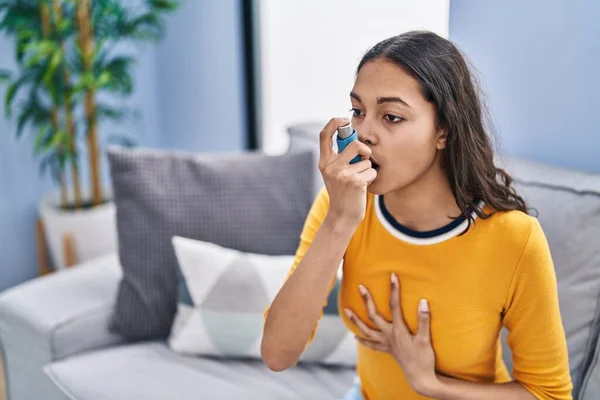 Junge Afroamerikanerin Mit Inhalator Sitzt Hause Auf Sofa — Stockfoto