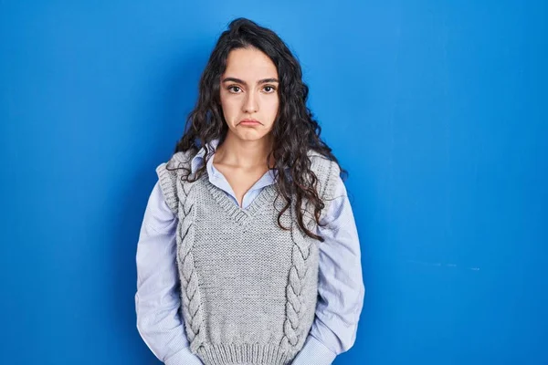 Fiatal Barna Áll Kék Háttér Depressziós Aggódni Szorongás Sír Dühös — Stock Fotó