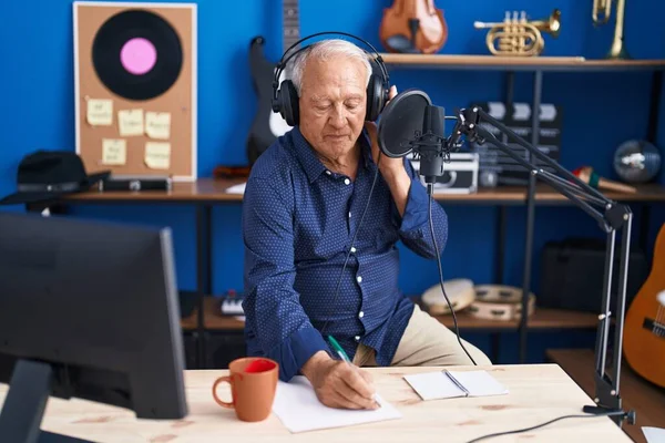 Älterer Grauhaariger Mann Komponiert Song Musikstudio — Stockfoto