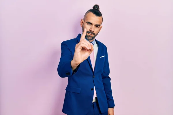 Junger Hispanischer Mann Businessanzug Und Krawatte Mit Erhobenem Finger Und — Stockfoto