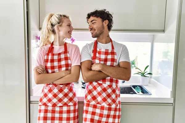 Jeune Couple Souriant Heureux Debout Avec Les Bras Croisés Geste — Photo