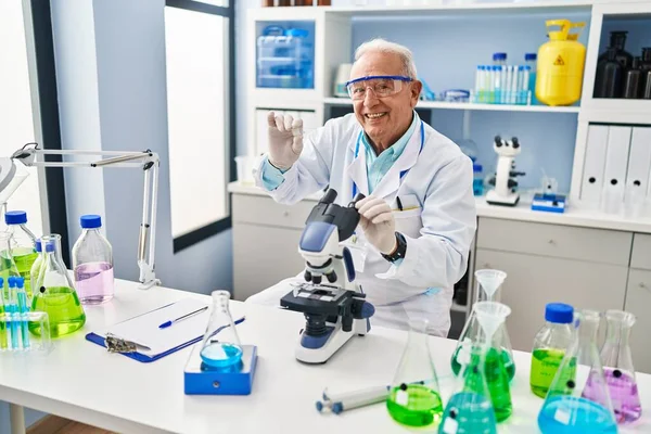 Starszy Mężczyzna Mundurze Naukowca Trzymający Próbkę Laboratorium — Zdjęcie stockowe
