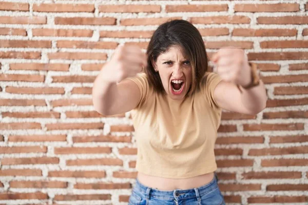 Jeune Femme Brune Debout Sur Mur Briques Colère Fou Levant — Photo