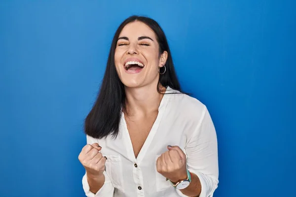 Young Hispanic Woman Standing Blue Background Very Happy Excited Doing — Zdjęcie stockowe