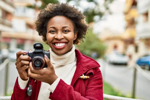 Mladá Africká Americká Žena Držící Dslr Kameru Městě — Stock fotografie