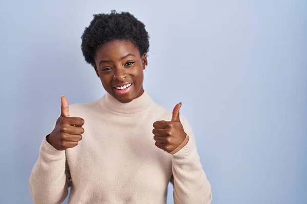 African American Woman Standing Blue Background Success Sign Doing Positive — Stock fotografie