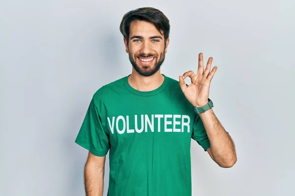 Jovem Hispânico Vestindo Shirt Voluntária Sorrindo Positivo Fazendo Sinal Com — Fotografia de Stock