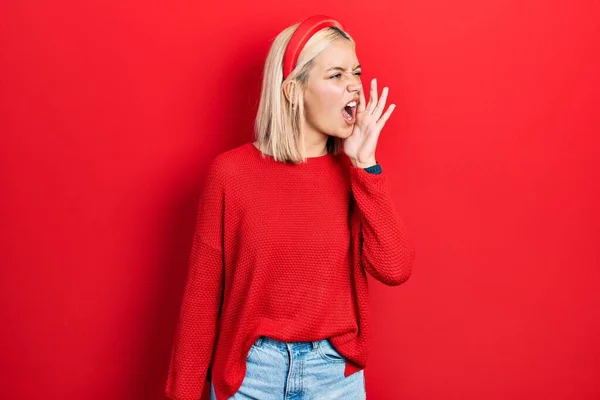 Beautiful Blonde Woman Wearing Casual Red Sweater Shouting Screaming Loud — 图库照片