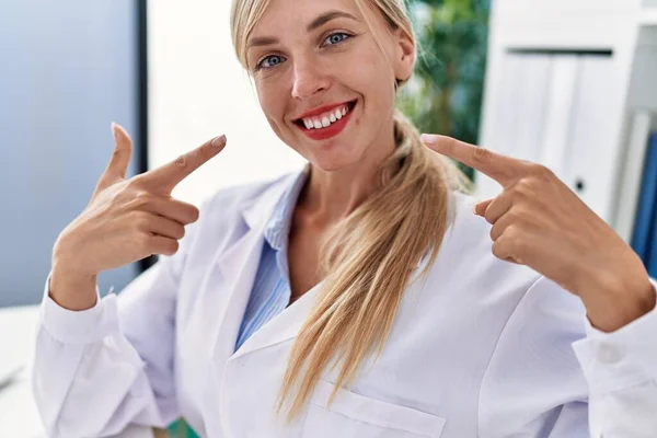 Mujer Rubia Joven Con Uniforme Dentista Señalando Con Los Dedos — Foto de Stock