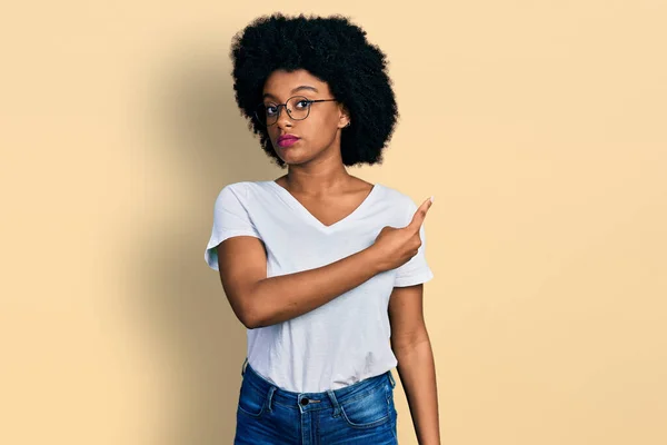 Młoda Afroamerykanka Ubrana Luźną Białą Koszulkę Palcem Wskazującym Boku Reklamę — Zdjęcie stockowe