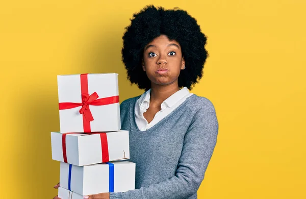 Young African American Woman Holding Gifts Puffing Cheeks Funny Face — Fotografia de Stock