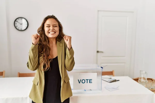 Bella Donna Ispanica Piedi Sala Campagna Politica Eccitato Successo Con — Foto Stock