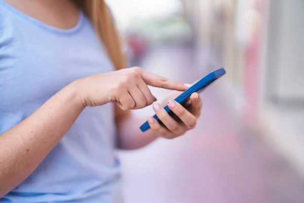 Jovem Hispânica Usando Smartphone Rua — Fotografia de Stock