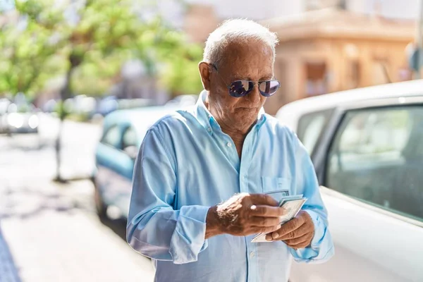 Uomo Anziano Dai Capelli Grigi Sorridente Fiducioso Contando Dollari Strada — Foto Stock