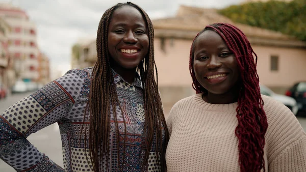 Afro Amerikalı Arkadaş Gülerek Sokakta Bir Arada Duruyorlar — Stok fotoğraf