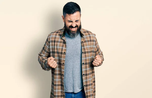 Homem Hispânico Com Barba Vestindo Camisa Casual Animado Para Sucesso — Fotografia de Stock