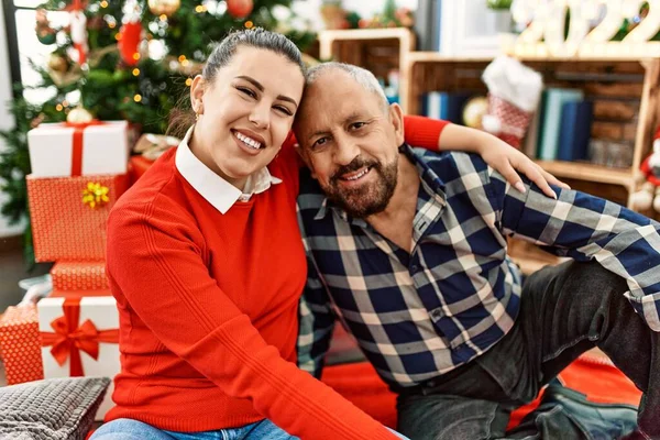 Filha Jovem Pai Sênior Juntos Celebrando Natal Casa Sentados Árvore — Fotografia de Stock