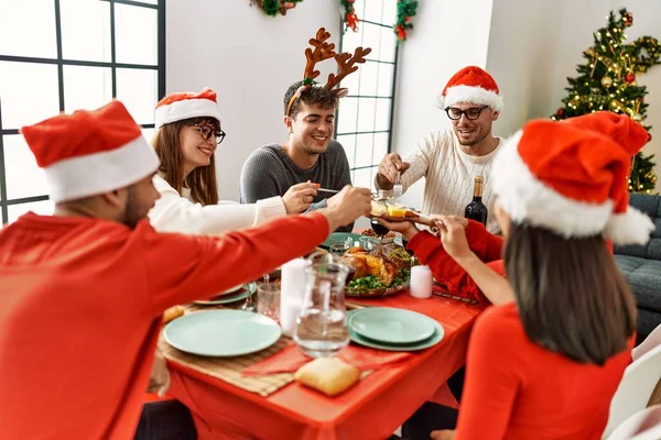 Grupo Jóvenes Sonriendo Felices Tener Cena Navidad Casa —  Fotos de Stock