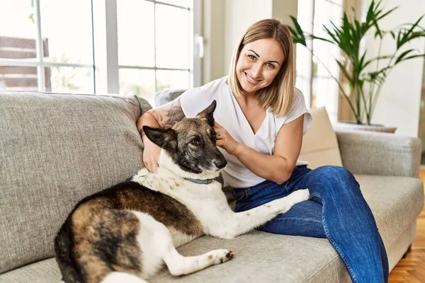 Junge Kaukasierin Lächelt Glücklich Auf Dem Sofa Sitzend Mit Hund — Stockfoto