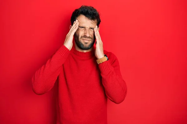 Przystojniak Brodą Czerwonym Swetrze Ręką Głowie Ból Głowy Stres Migrena — Zdjęcie stockowe