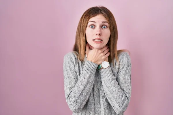 Beautiful Woman Standing Pink Background Shouting Suffocate Because Painful Strangle — Stockfoto