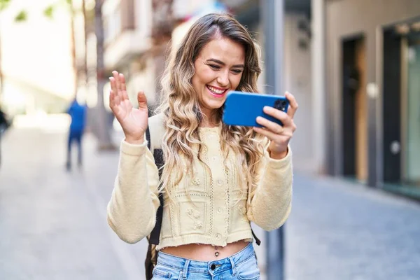 Jovem Turista Sorrindo Confiante Ter Chamada Vídeo Rua — Fotografia de Stock