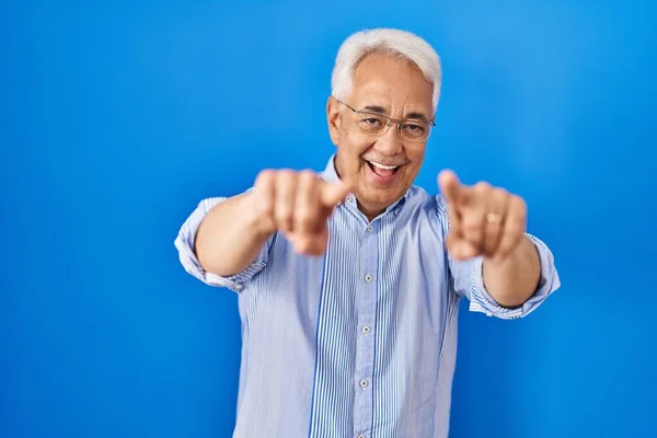 Hispanique Senior Homme Portant Des Lunettes Pointant Vers Vous Caméra — Photo