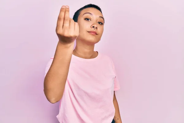 Hermosa Mujer Hispana Con Pelo Corto Con Camiseta Rosa Casual —  Fotos de Stock