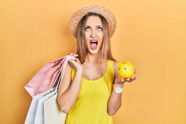 Jovem Loira Segurando Sacos Compras Porquinho Banco Irritado Louco Gritando — Fotografia de Stock