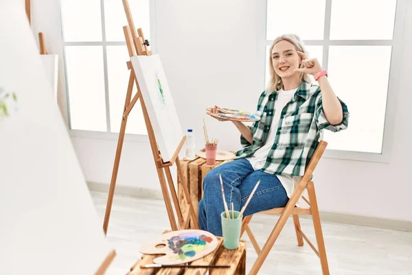 Νεαρή Καλλιτέχνης Γυναίκα Ζωγραφική Καμβά Στο Στούντιο Τέχνης Χαμογελώντας Και — Φωτογραφία Αρχείου