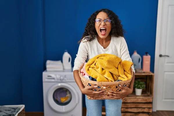 Mujer Hispana Joven Haciendo Colada Sosteniendo Canasta Mimbre Enojada Loca —  Fotos de Stock