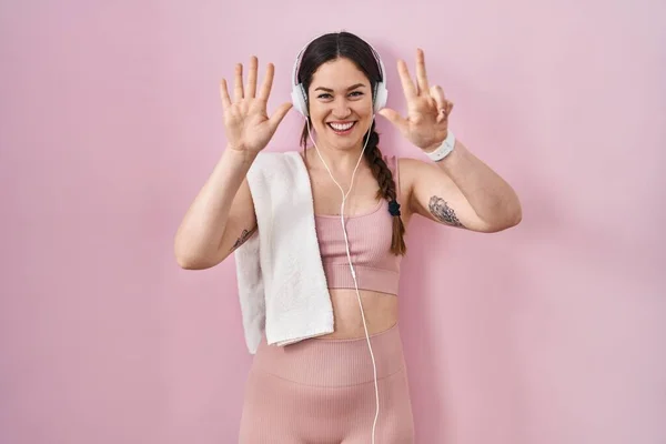 Mujer Morena Joven Con Ropa Deportiva Auriculares Mostrando Apuntando Hacia — Foto de Stock