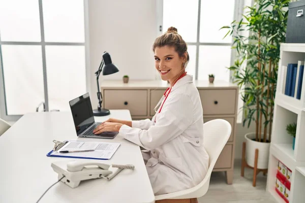 Young Blonde Woman Wearing Doctor Uniform Working Clinic — 图库照片