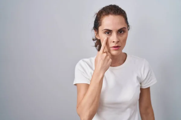 Schöne Brünette Frau Die Vor Isoliertem Hintergrund Steht Und Auf — Stockfoto