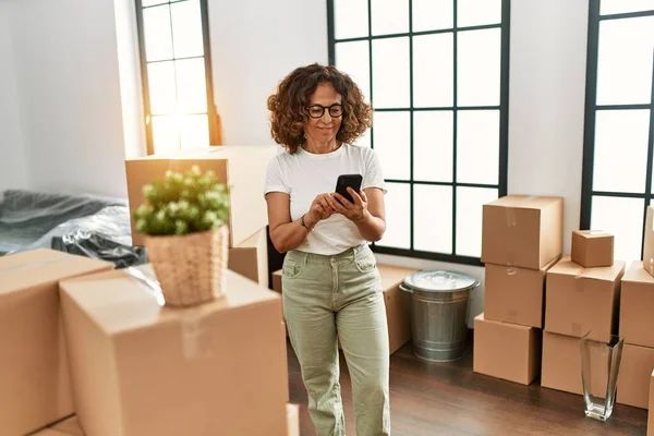 Middelbare Leeftijd Spaanse Vrouw Glimlachend Vol Vertrouwen Met Behulp Van — Stockfoto