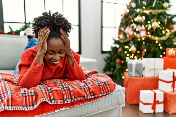 Young African American Woman Lying Sofa Christmas Tree Suffering Headache — Fotografia de Stock