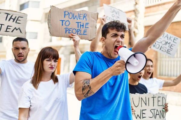 Grupo Jóvenes Activistas Que Protestan Con Pancartas Usan Megáfono Ciudad — Foto de Stock