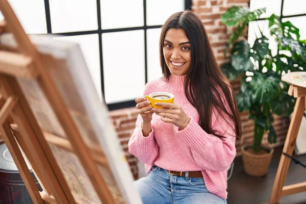 Young Hispanic Woman Drinking Coffee Looking Draw Art Studio — ストック写真