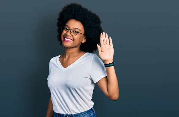 Mujer Afroamericana Joven Con Camiseta Blanca Casual Renunciando Decir Hola —  Fotos de Stock