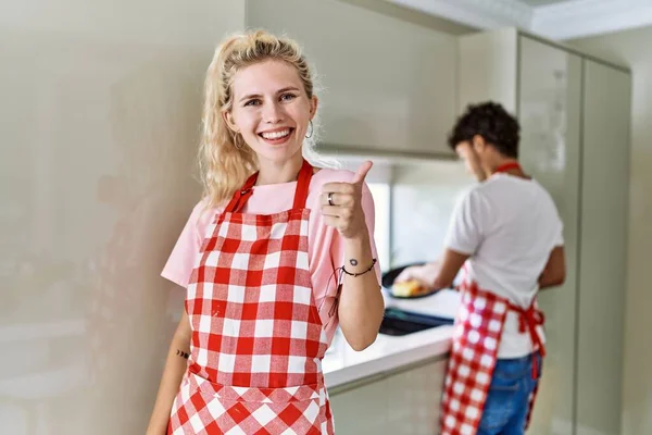 Young Caucasian Woman Wearing Apron Husband Doing Housework Washing Dishes — Stock fotografie
