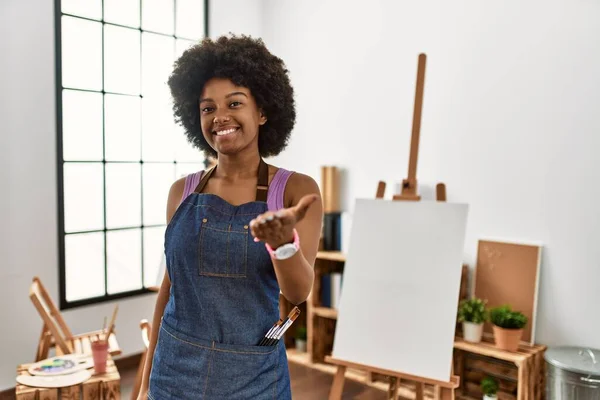 Young African American Woman Afro Hair Art Studio Smiling Cheerful — Stock Photo, Image