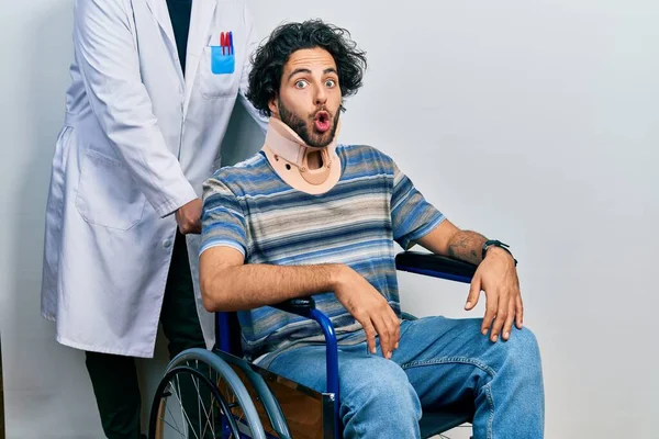 Bonito Homem Hispânico Sentado Cadeira Rodas Usando Colar Pescoço Com — Fotografia de Stock