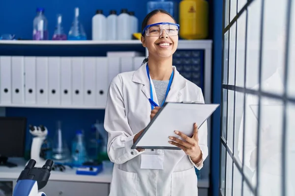 Joven Mujer Afroamericana Científica Escribe Informe Documento Laboratorio —  Fotos de Stock