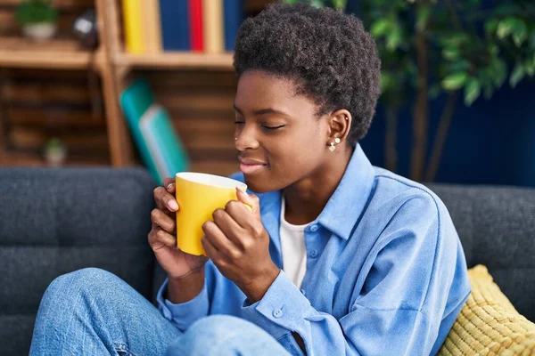 African American Woman Drinking Coffee Sitting Sofa Home — Fotografia de Stock