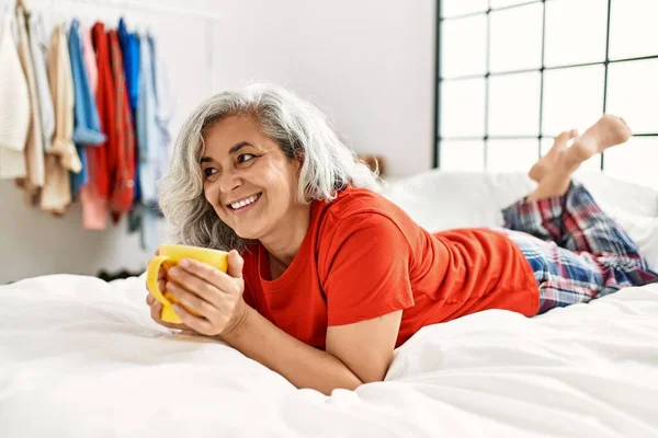 Medelålders Gråhårig Kvinna Dricker Kopp Kaffe Liggande Sängen Sovrummet — Stockfoto