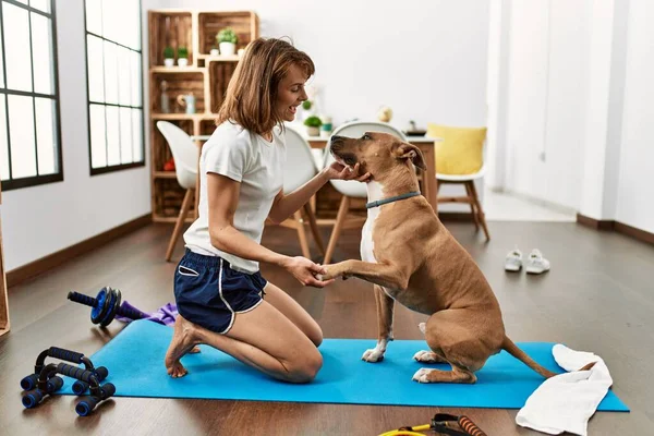 Jonge Blanke Vrouw Sportvrouw Glimlachen Zelfverzekerd Spelen Met Hond Thuis — Stockfoto