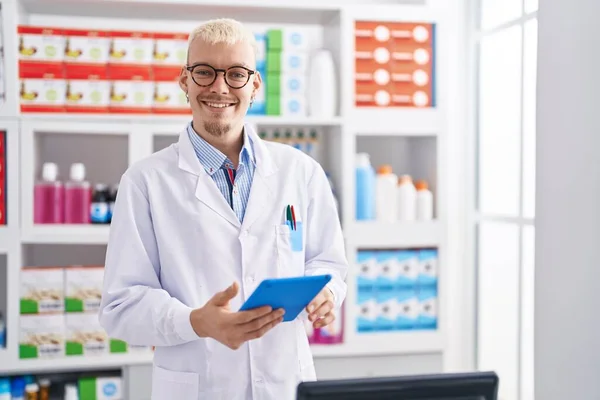 Young Caucasian Man Pharmacist Using Touchpad Working Pharmacy — Stock Photo, Image