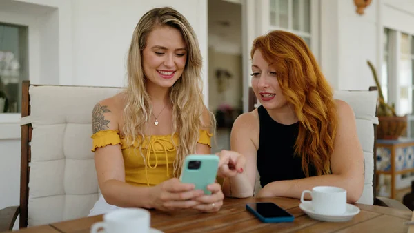 Deux Femmes Utilisant Smartphone Buvant Café Assis Sur Table Terrasse — Photo